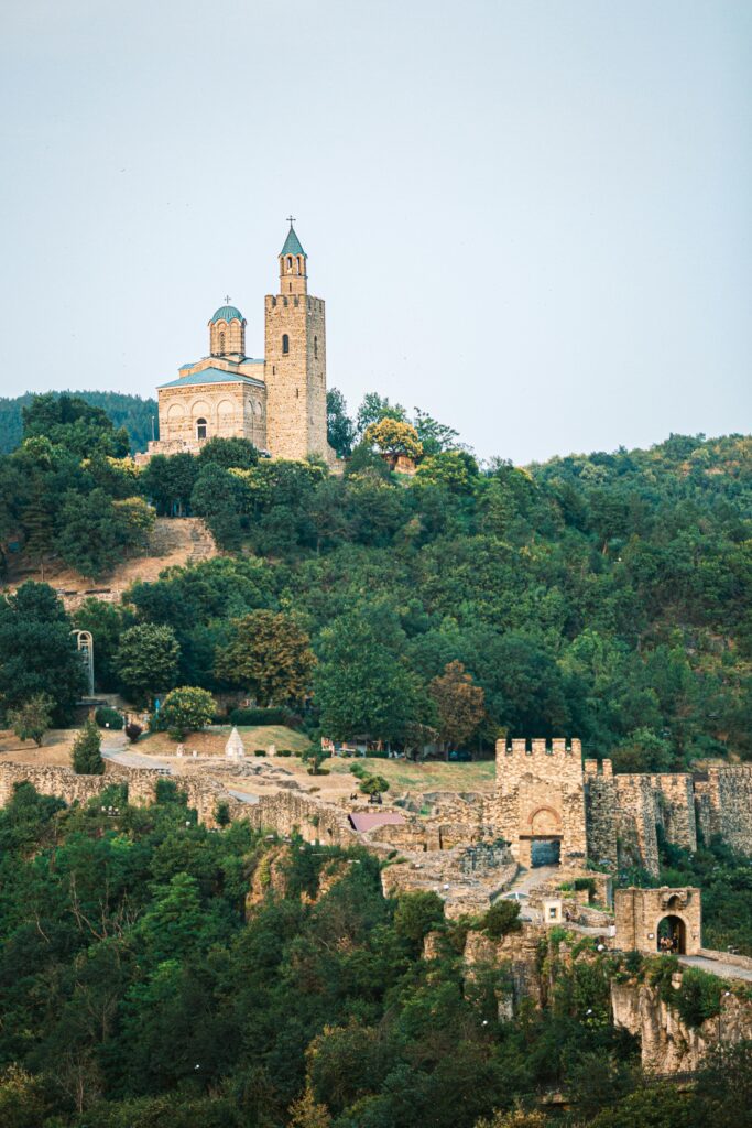 הטיולים שלנו Tsarevets Fortress in Veliko Tarnovo, a medieval landmark in Bulgaria.